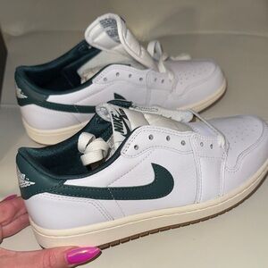 Nike White and Green Low-Top Sneakers